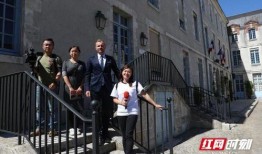 德爱中学爆料事件视频最新,视频揭露惊人真相，校园风云再起！