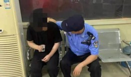 小伙爆料踩狗屎视频,小伙直播踩狗屎事件引发网友热议