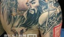 手背上纹身的男网红吃瓜