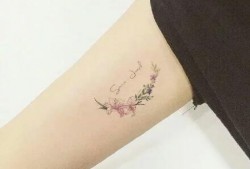 手背上纹身的男网红吃瓜