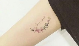 手背上纹身的男网红吃瓜