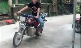爆料骑车的小哥视频,视频曝光引网友热议